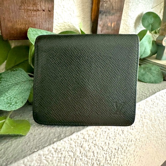 Louis Vuitton Florin Wallet in Glacier color, made from Taiga leather - Picture 1 of 13